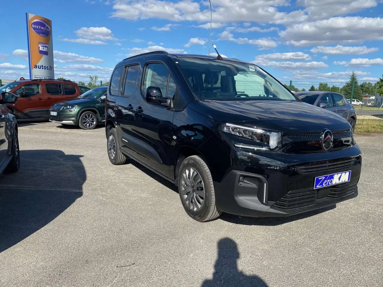 Vue 3/4 avant droite d'un Citroën Berlingo noir 2026 avec calandre moderne et phares LED, stationné en extérieur.