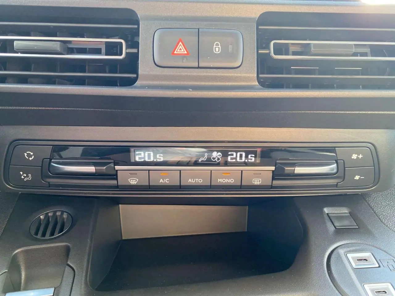 Détail du tableau de bord du Citroën Berlingo 2026 noir, montrant la climatisation automatique bi-zone et les commandes centrales.