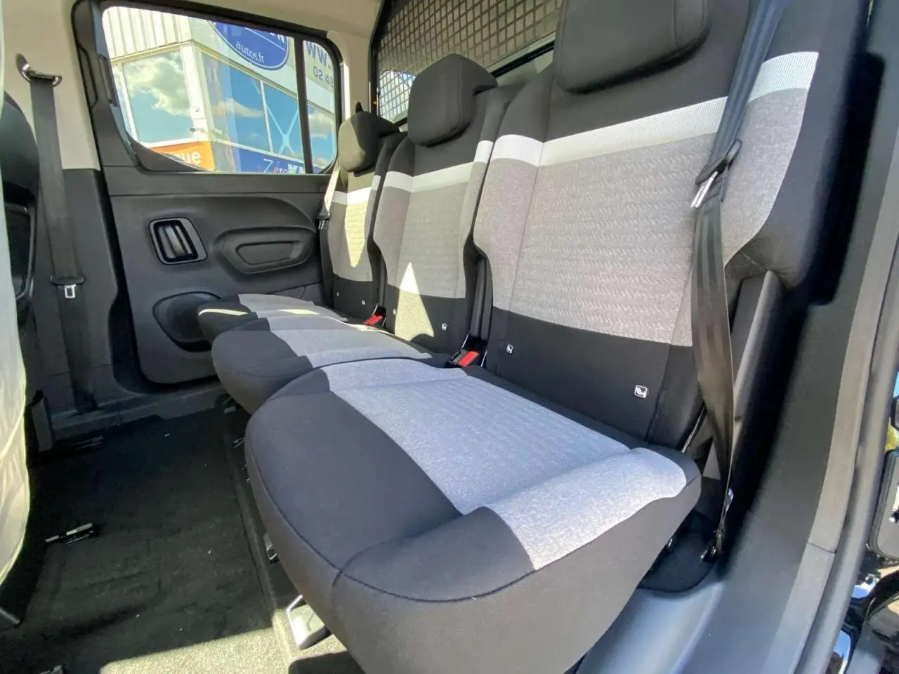 Vue intérieure côté droit sur la banquette arrière grise et noire du Citroën Berlingo 2026, version utilitaire noire.