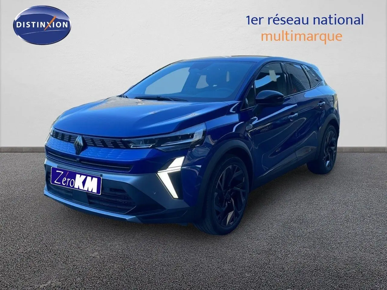Vue 3/4 avant d'un Renault Symbioz bleu iron metal avec feux LED en forme de flèche et jantes noires.