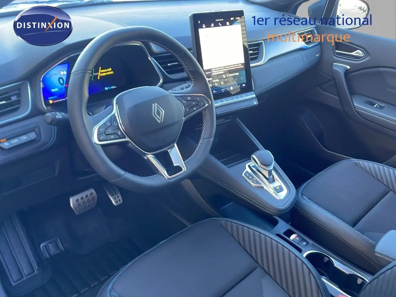 Vue intérieure côté conducteur du Renault Symbioz bleu iron metal, avec volant multifonction et écran tactile vertical.