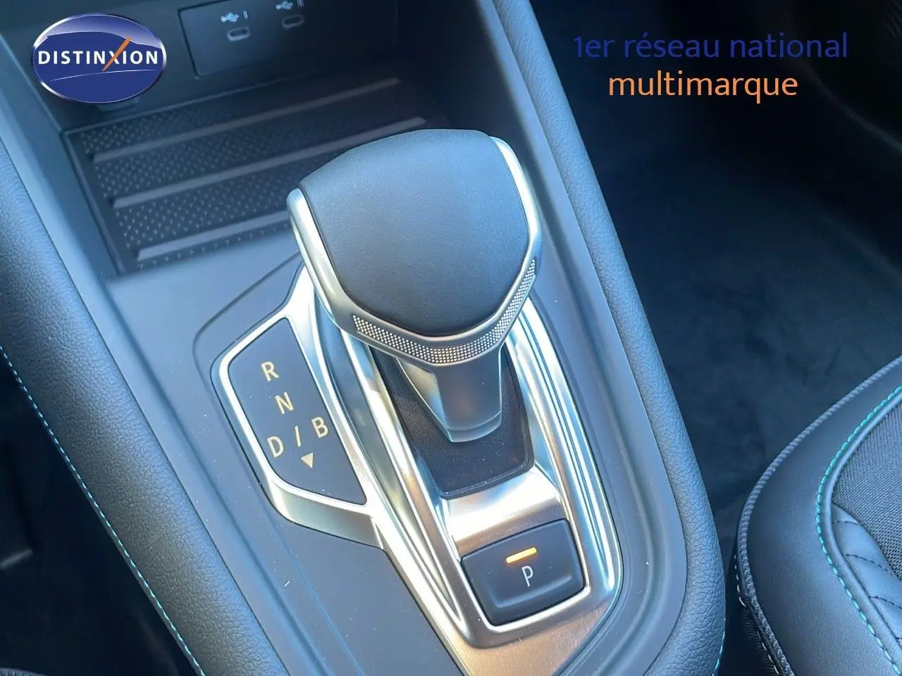 Le levier de vitesse automatique noir et chrome du Renault Symbioz bleu Iron Metal, vue rapprochée de la console centrale.