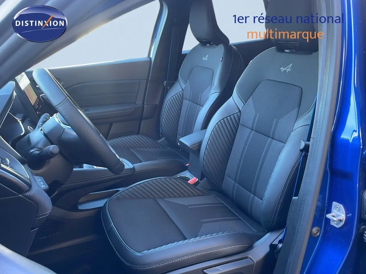 Vue intérieure côté conducteur de la Renault Symbioz 2025 bleu iron metal, sièges en cuir noir avec logo Alpine brodé.