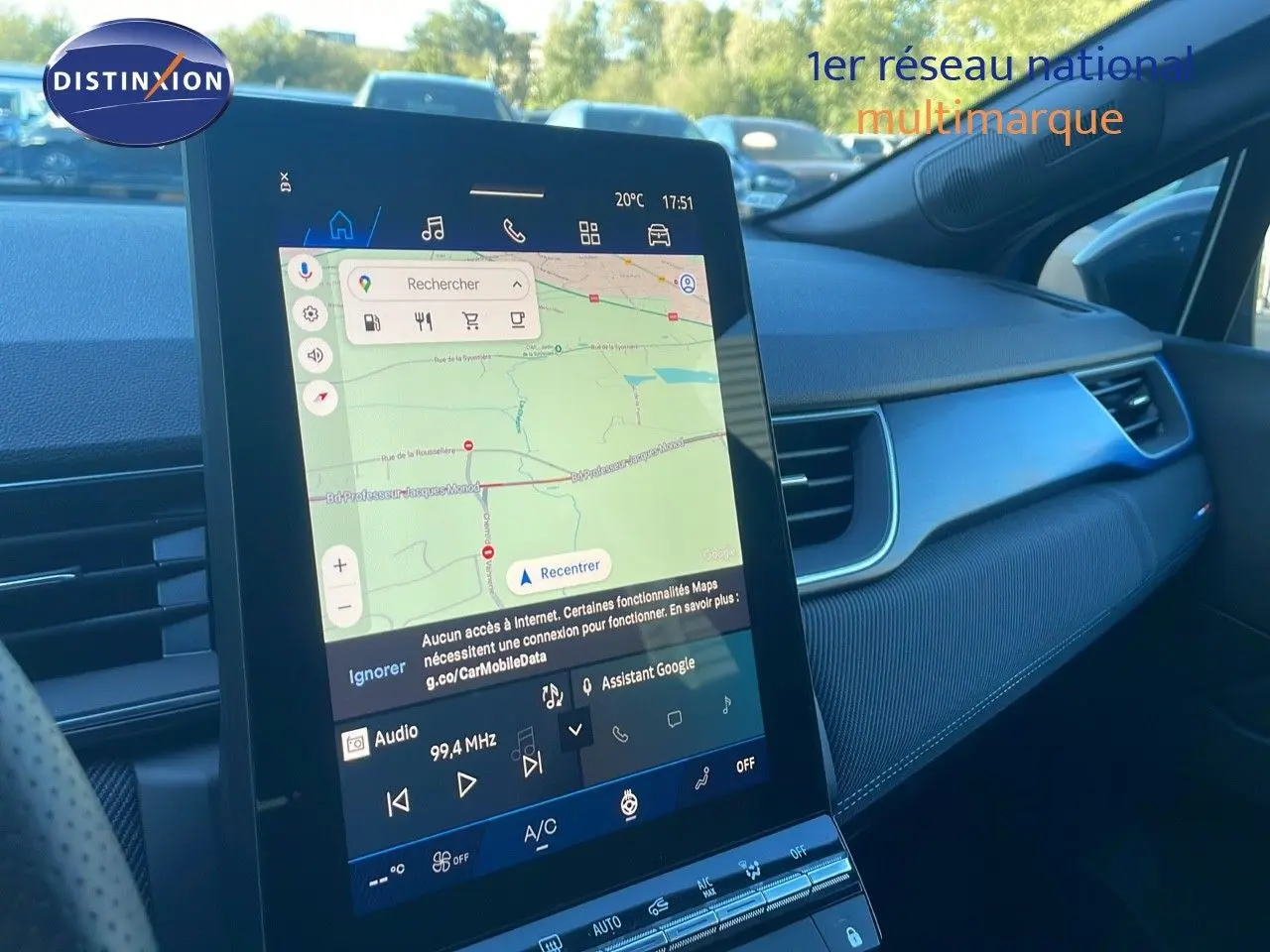 Vue intérieure côté passager du tableau de bord bleu iron metal du Renault Symbioz 2025 avec écran tactile central.