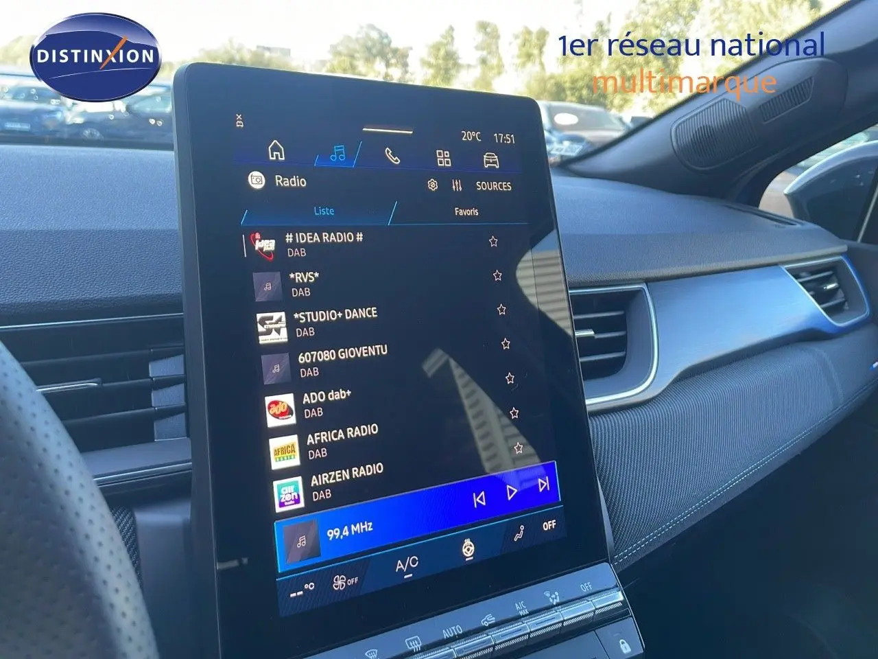 Vue intérieure du tableau de bord de la Renault Symbioz 2025, écran tactile central affichant les radios DAB, ambiance moderne et épurée.