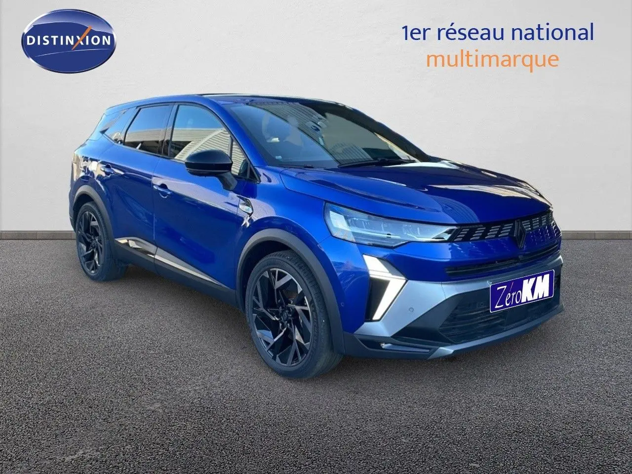 Renault Symbioz bleu Iron Metal en 3/4 avant droit, SUV hybride avec jantes noires et calandre moderne.
