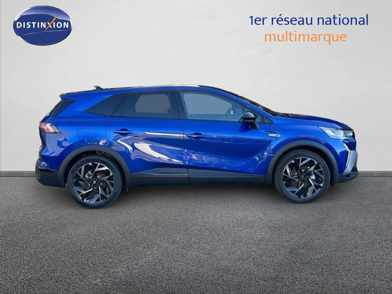 Vue de profil côté gauche du Renault Symbioz 2025 en bleu Iron Metal avec jantes alliage noires et toit panoramique.