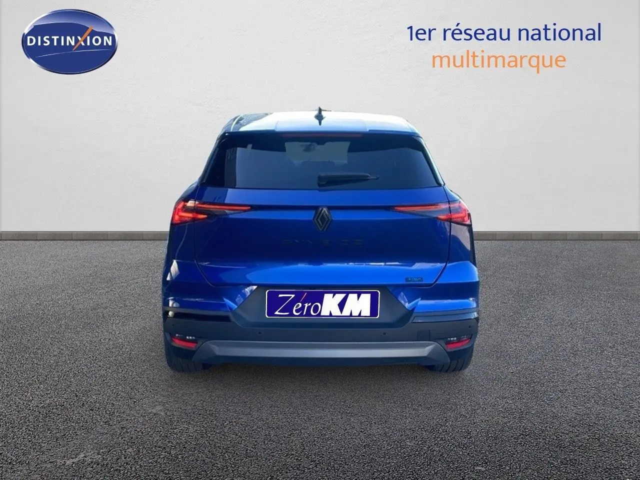 Vue arrière d'une Renault Symbioz 2025 bleu iron metal avec feux LED fins et plaque Zéro KM.