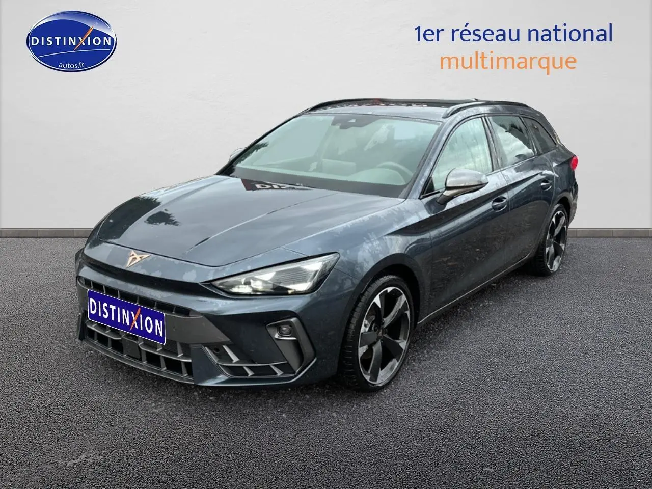 Vue 3/4 avant droit d'une CUPRA LEON ST 2025 gris magnétique avec jantes alu noires et toit ouvrant panoramique.