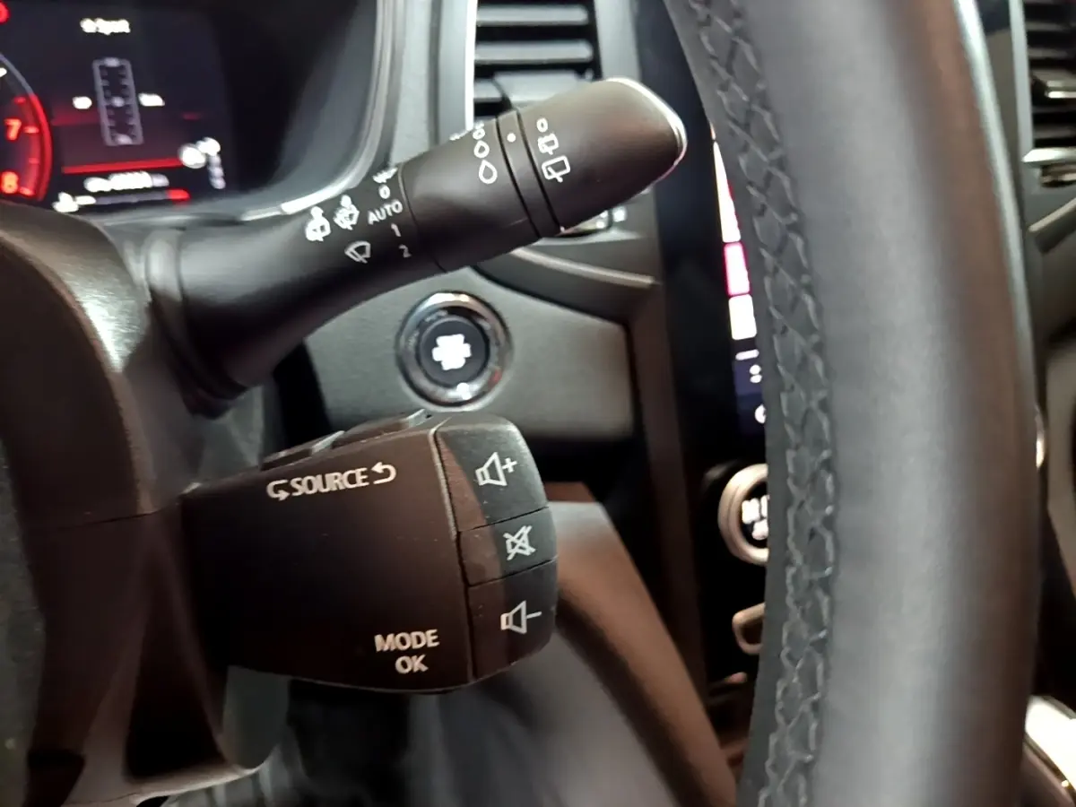 Gros plan sur les commandes au volant et le commodo d’essuie-glace de la Renault Mégane Techno TCe 140 EDC 2023.