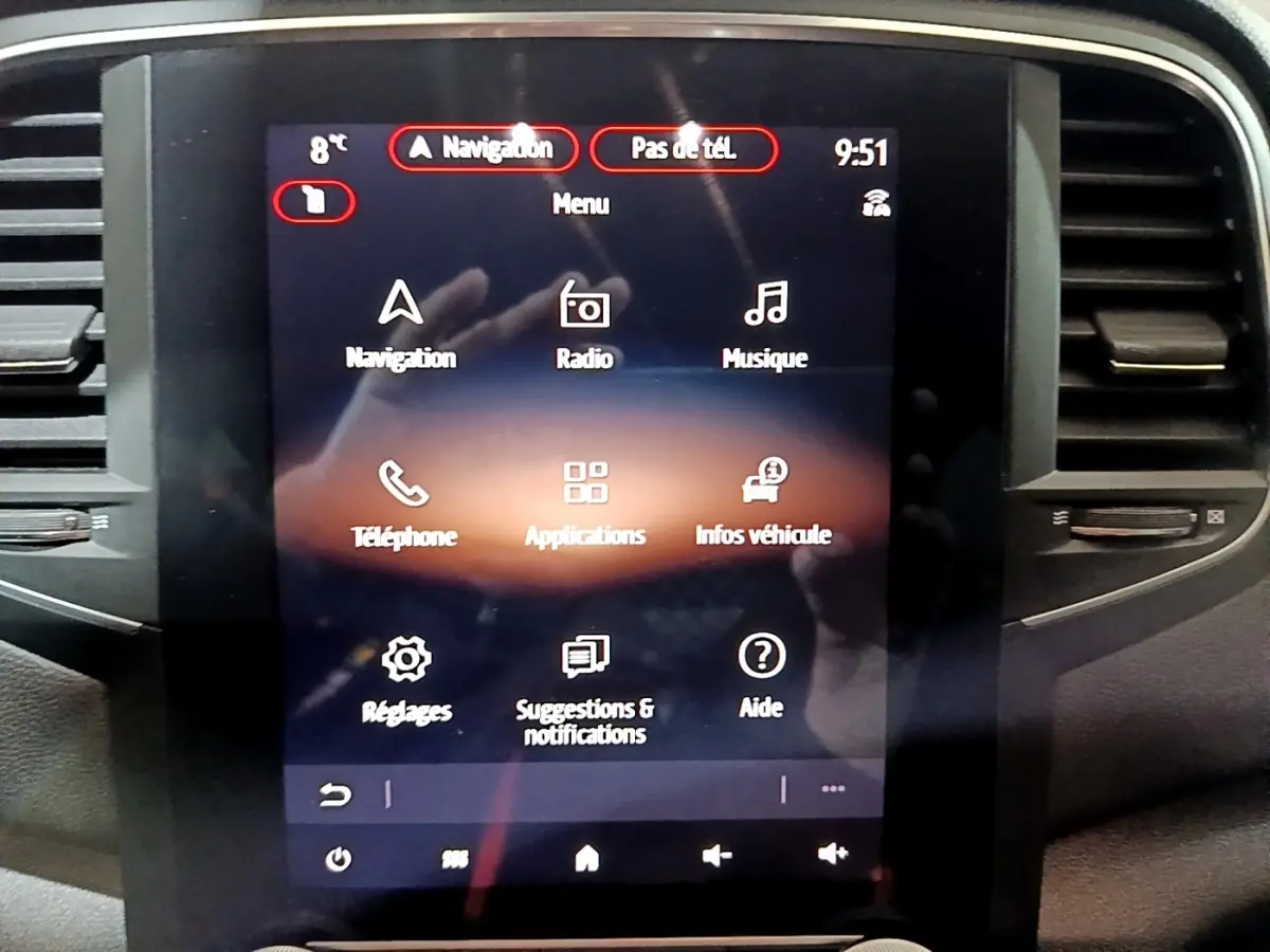 Écran tactile central de la Renault Mégane Techno TCe 140 blanc, affichant le menu principal multimédia.