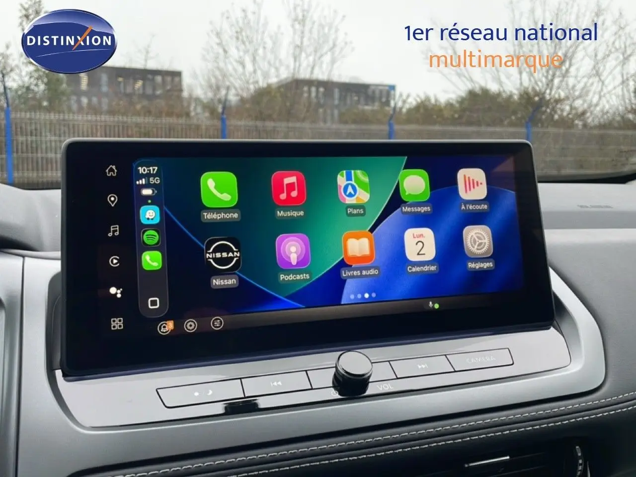 Écran tactile central du Nissan Qashqai 2025 affichant les applications connectées, intérieur moderne et épuré.