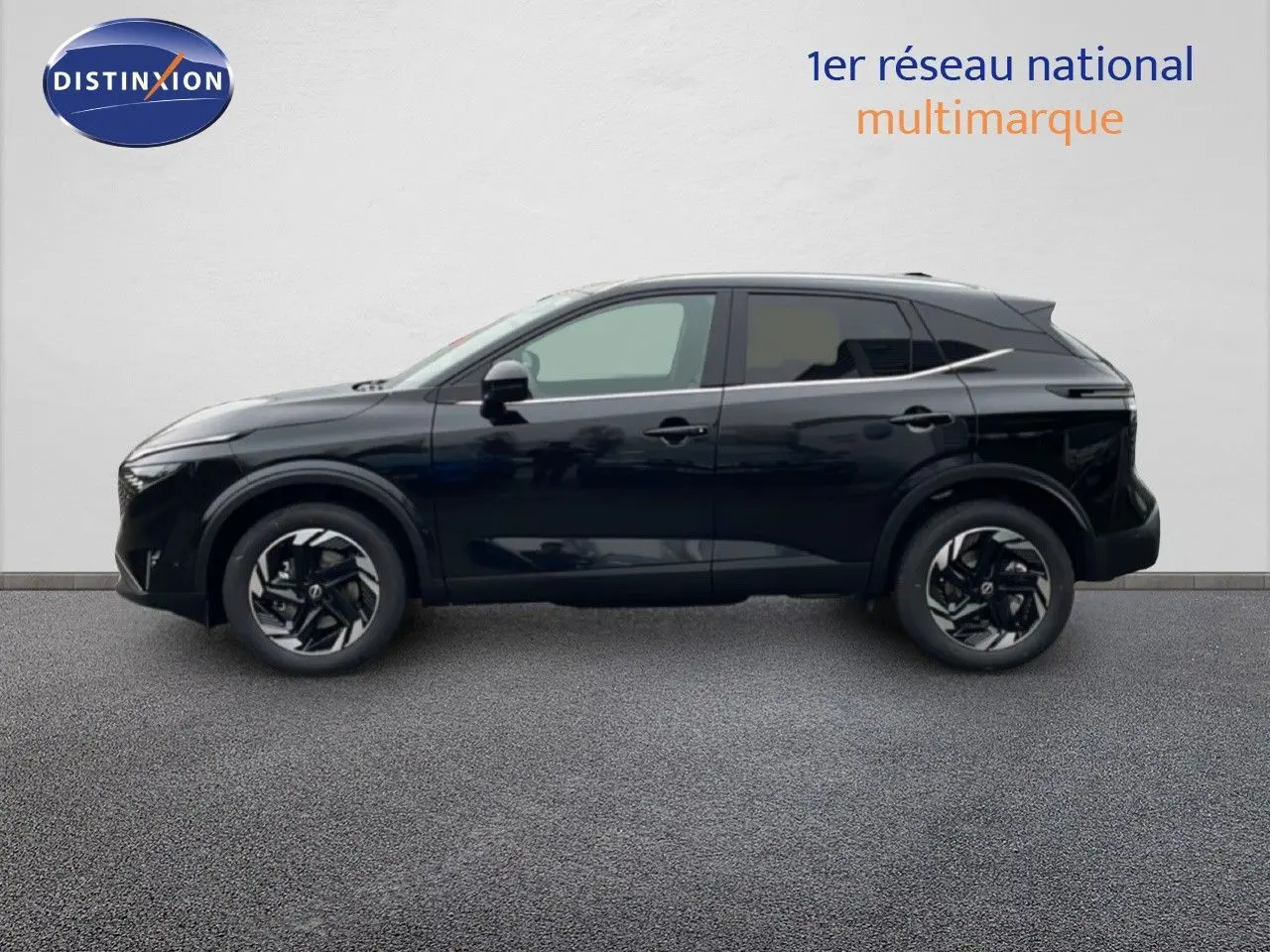 Profil côté gauche du Nissan Qashqai 1.5 E-POWER 205CH N-CONNECTA noir perle métal sur fond neutre.