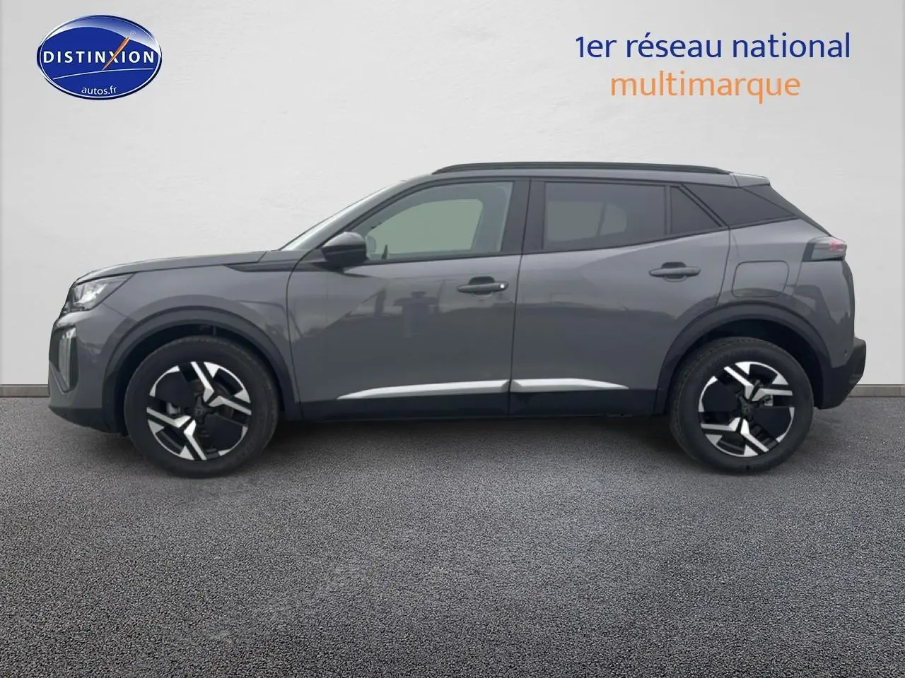 Vue de profil côté gauche d’un Peugeot 2008 gris sélénite avec jantes alliage et toit noir.