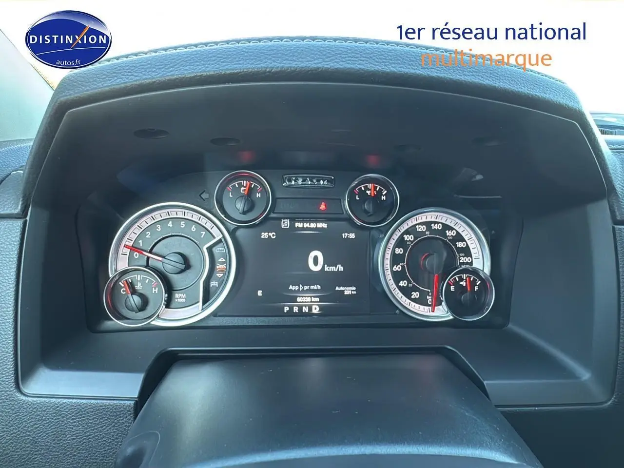 Vue rapprochée du tableau de bord du Dodge RAM 5.7 V8 2020, affichant les compteurs et l'écran digital.