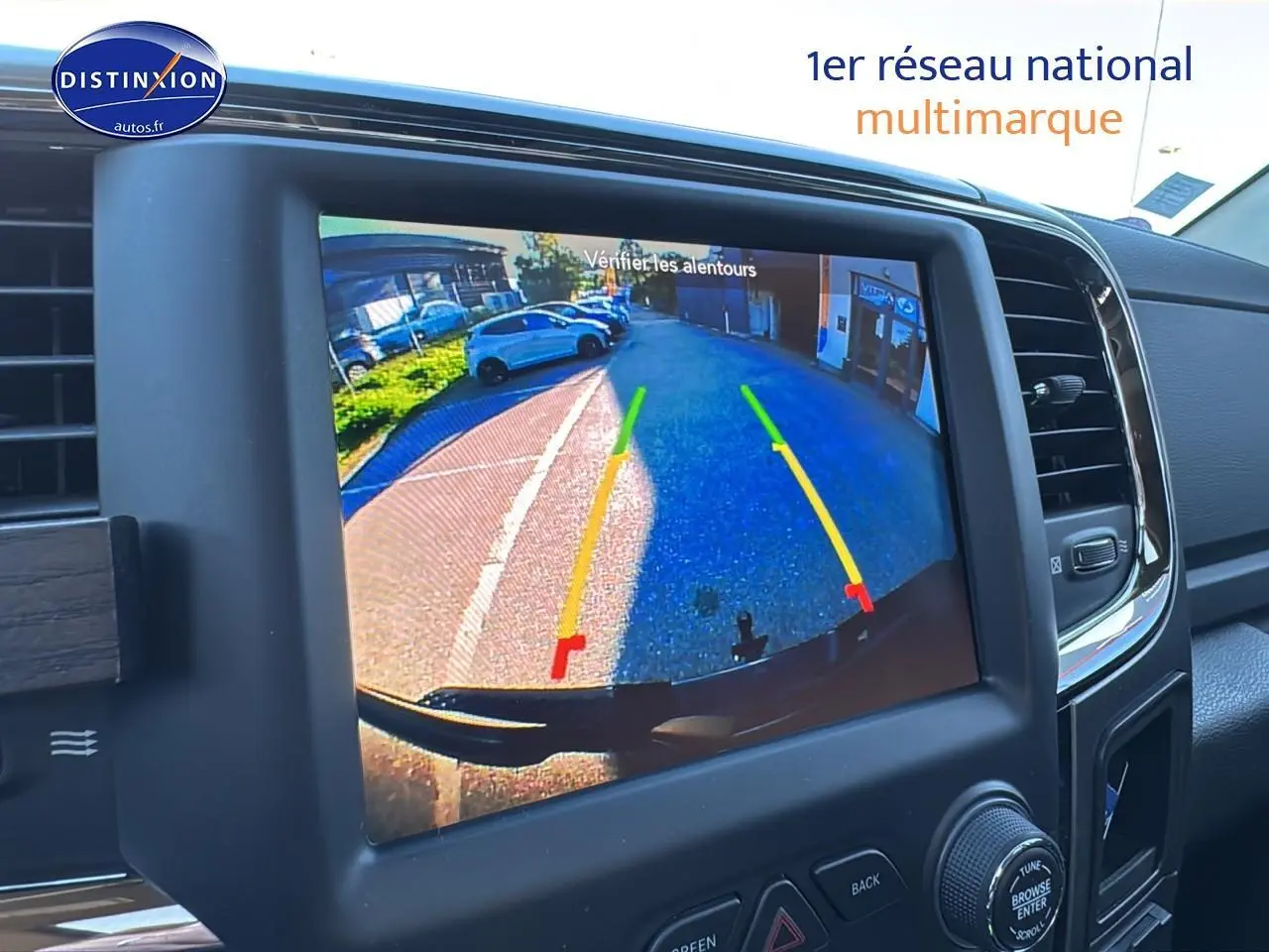Écran intérieur montrant la caméra de recul du Dodge RAM 5.7 V8 noir, vue arrière avec lignes d’aide au stationnement.
