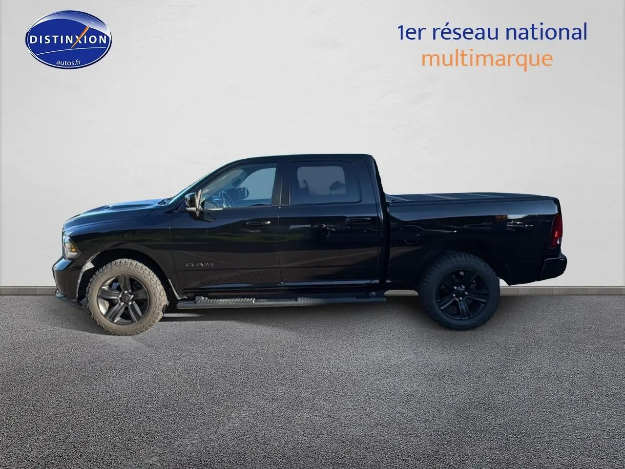 Vue de profil côté gauche d’un Dodge RAM 5.7 V8 Crew Sport noir de 2020 avec jantes noires et pneus tout-terrain.