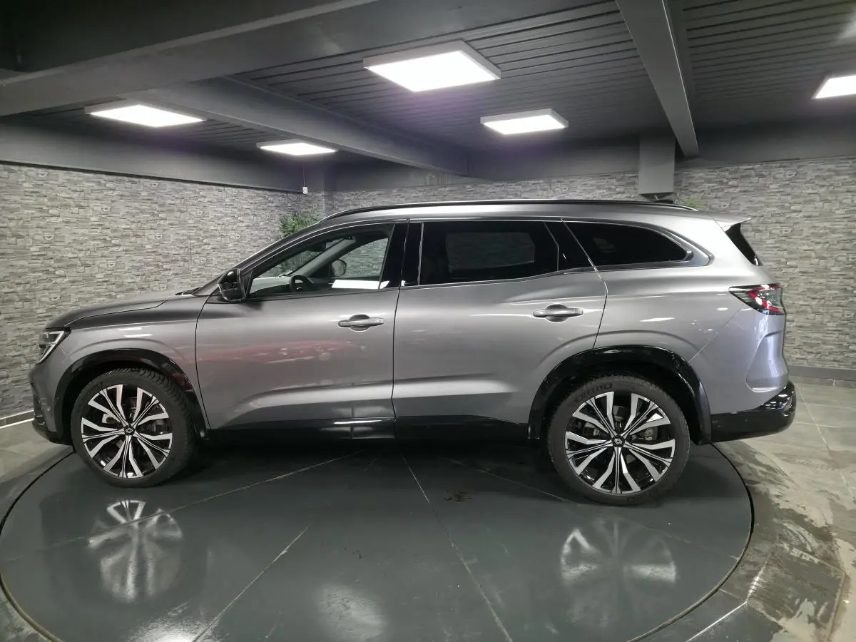 Profil côté gauche du Renault Espace 2025 gris Baltique avec jantes alliage 20 pouces et vitres surteintées.