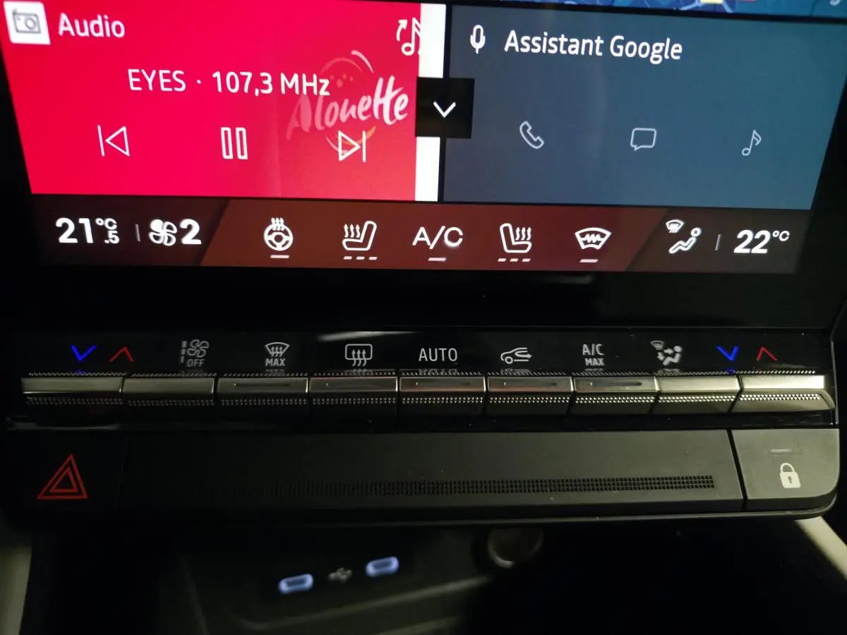 Détail de la console centrale du Renault Espace 2025, montrant les commandes climatisation et écran tactile avec assistant Google.