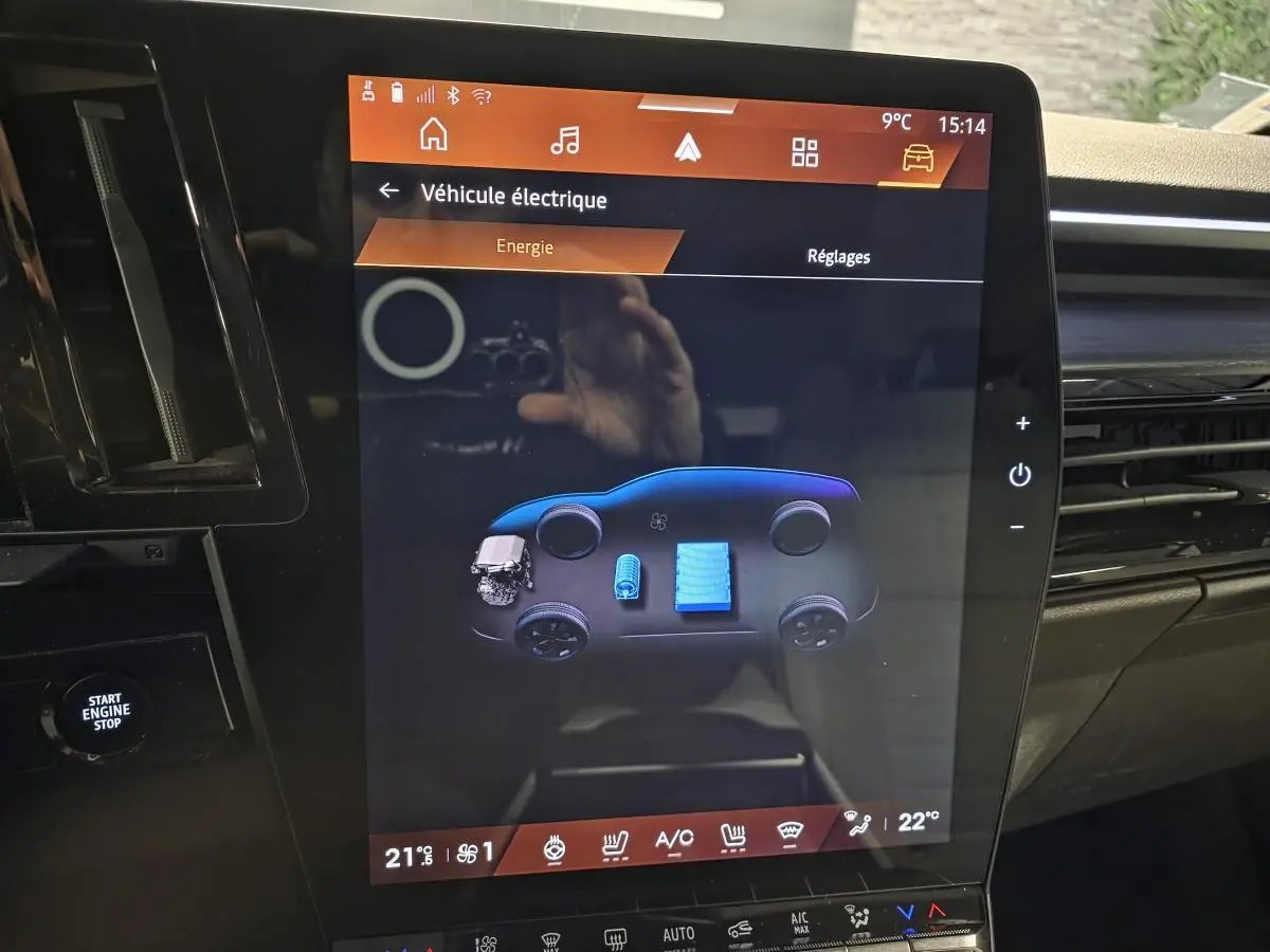 Écran tactile central du tableau de bord du Renault Espace gris, affichant l'énergie du véhicule hybride en vue schématique.