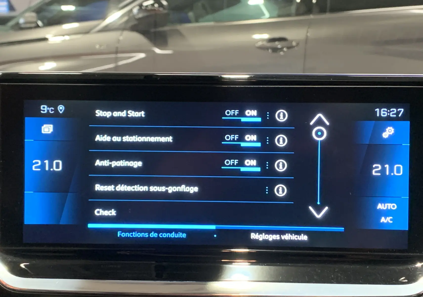 Écran tactile intérieur de la Peugeot 208 PureTech 100 Allure Business, affichant les réglages de conduite et la climatisation.