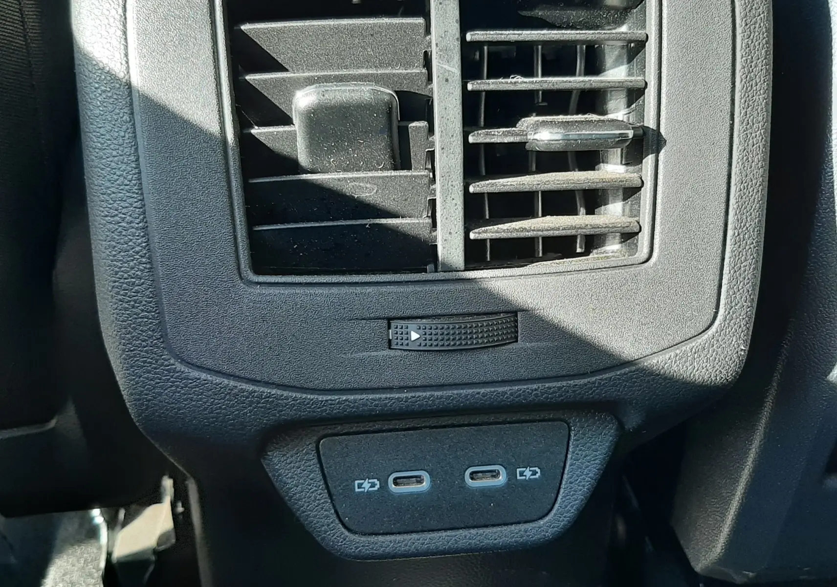 Détail de la sortie d’air arrière noire et deux ports USB-C du Volkswagen T-Roc 1.5 TSI 150CH LIFE DSG7 2022.