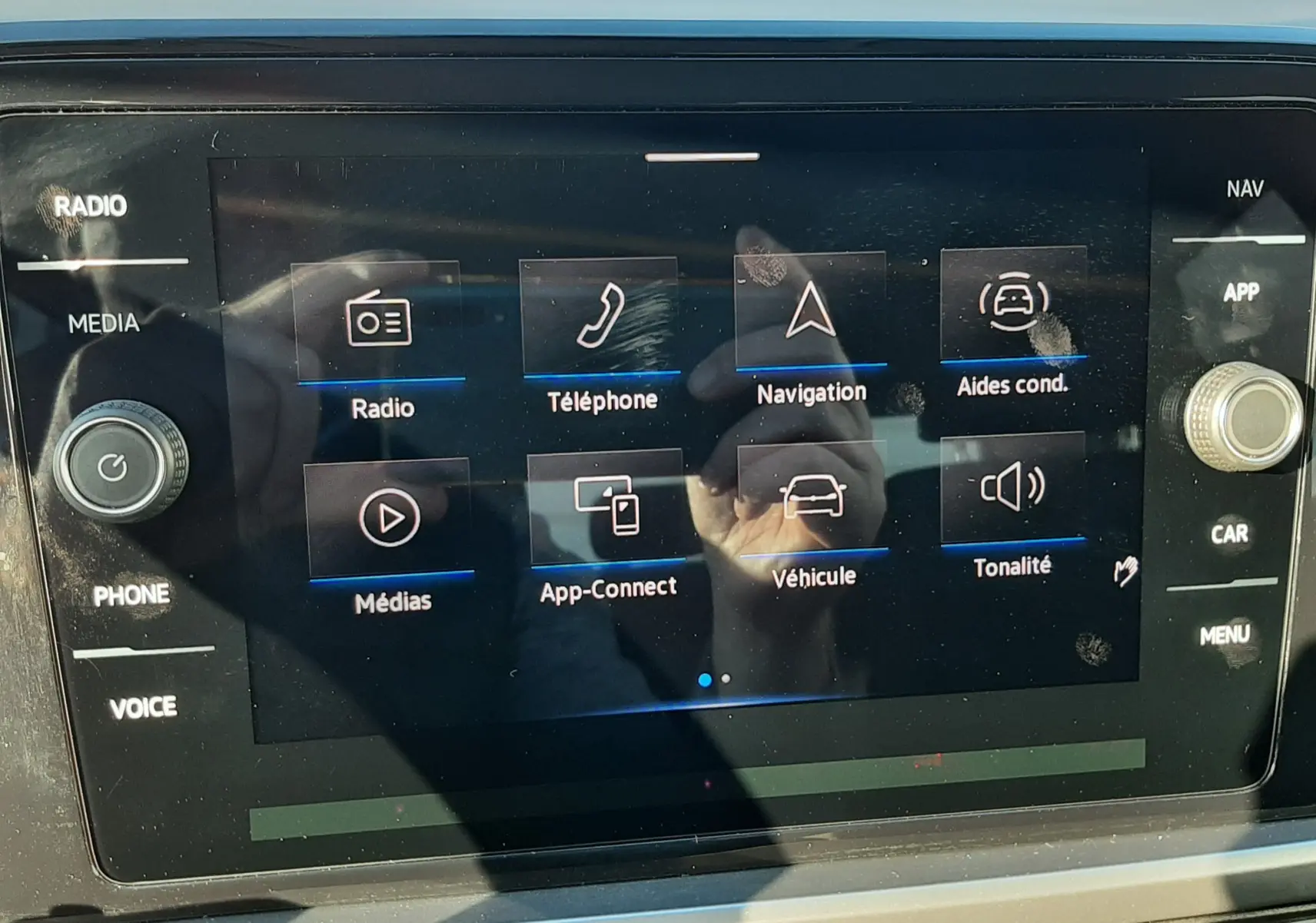 Écran tactile central du Volkswagen T-Roc 1.5 TSI 2022 affichant les options radio, téléphone, navigation et aides à la conduite.