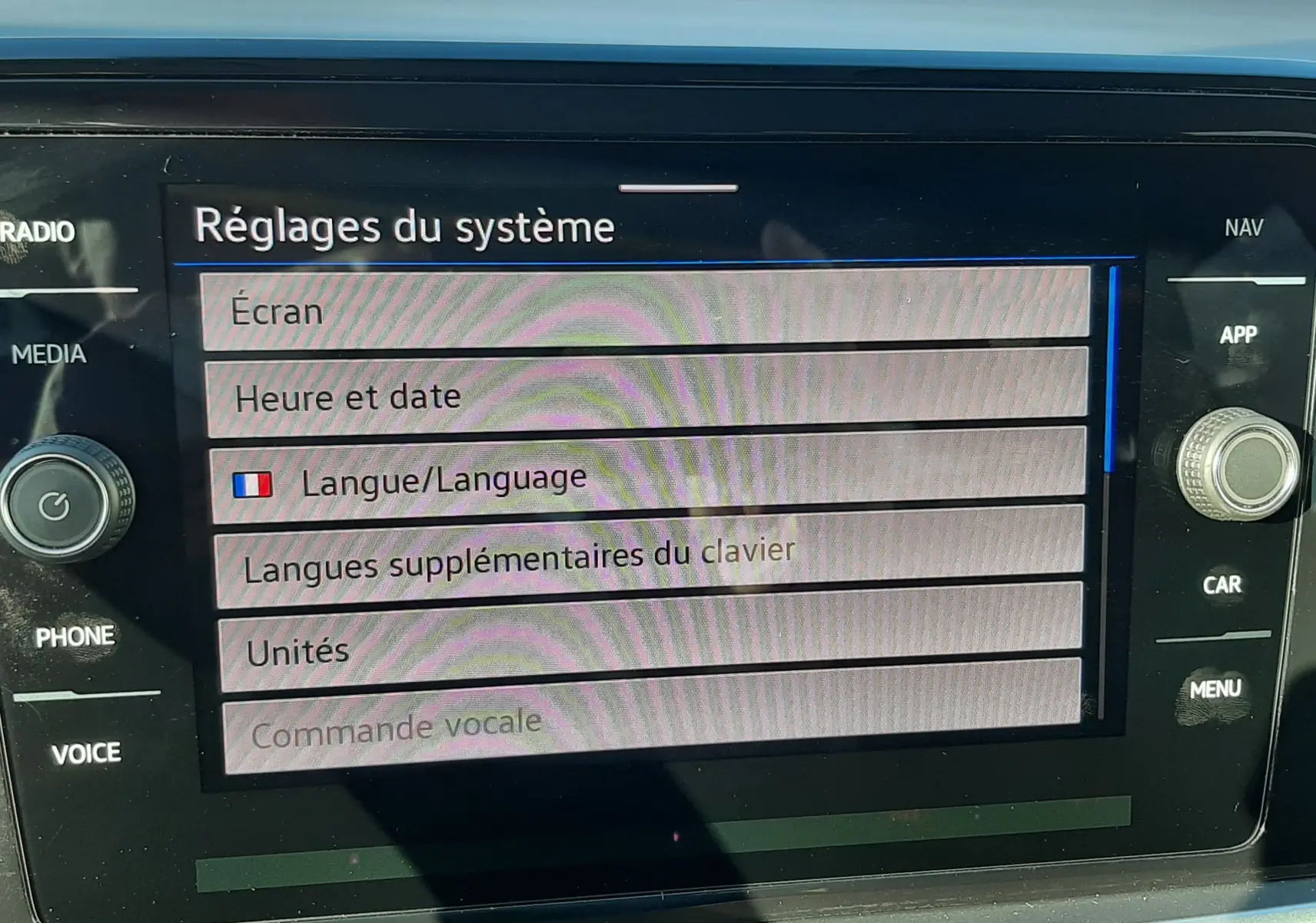 Écran tactile central du Volkswagen T-Roc 1.5 TSI 2022 affichant le menu Réglages du système en intérieur.