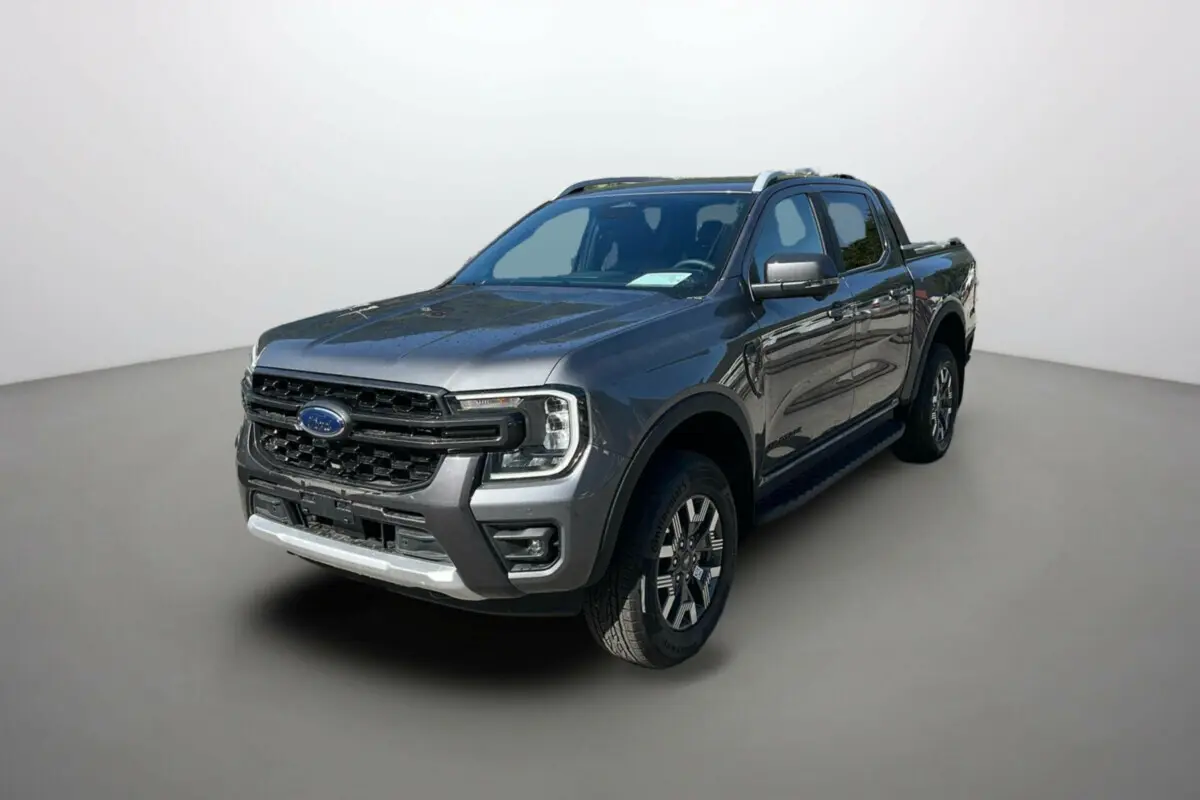 Ford Ranger PHEV gris carbone vu en 3/4 avant droit avec calandre noire et jantes alu 18 pouces.