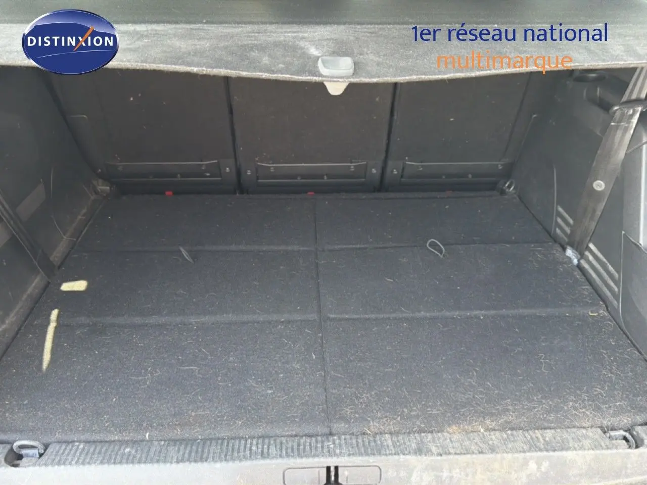 Coffre ouvert du Peugeot 5008 gris Platinium, vue intérieure arrière montrant l'espace de chargement plat et spacieux.