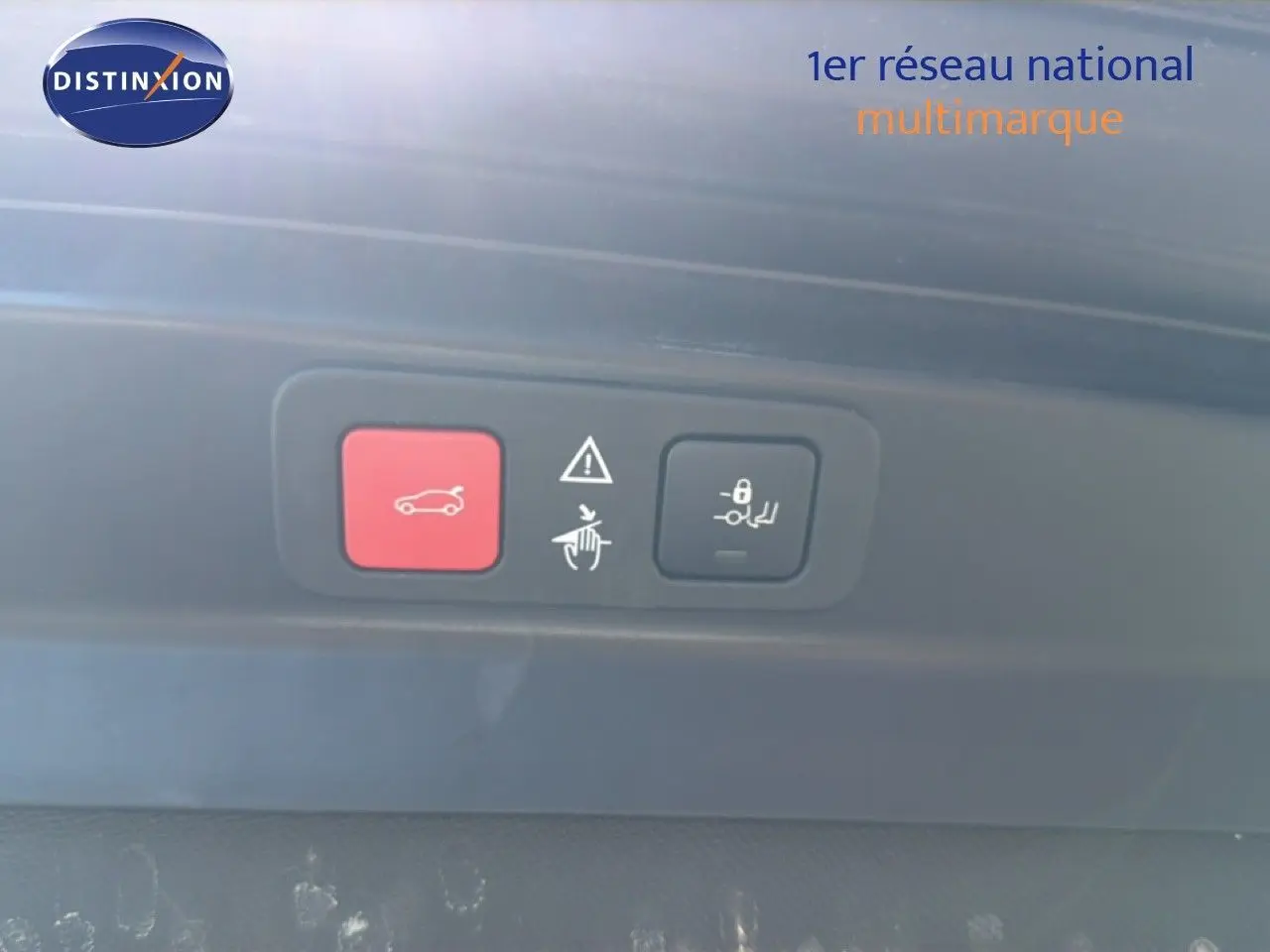 Gros plan sur les boutons de commande du hayon électrique du Peugeot 5008 gris Platinium avec toit noir.