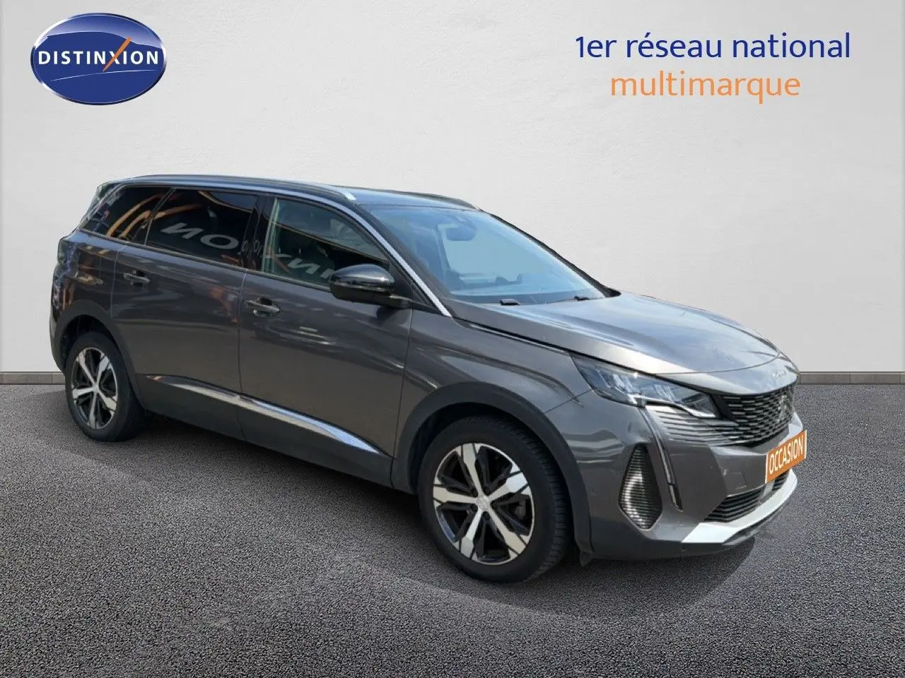 Peugeot 5008 gris Platinium en 3/4 avant droit, toit noir, jantes alliage bicolores visibles, sur fond neutre.