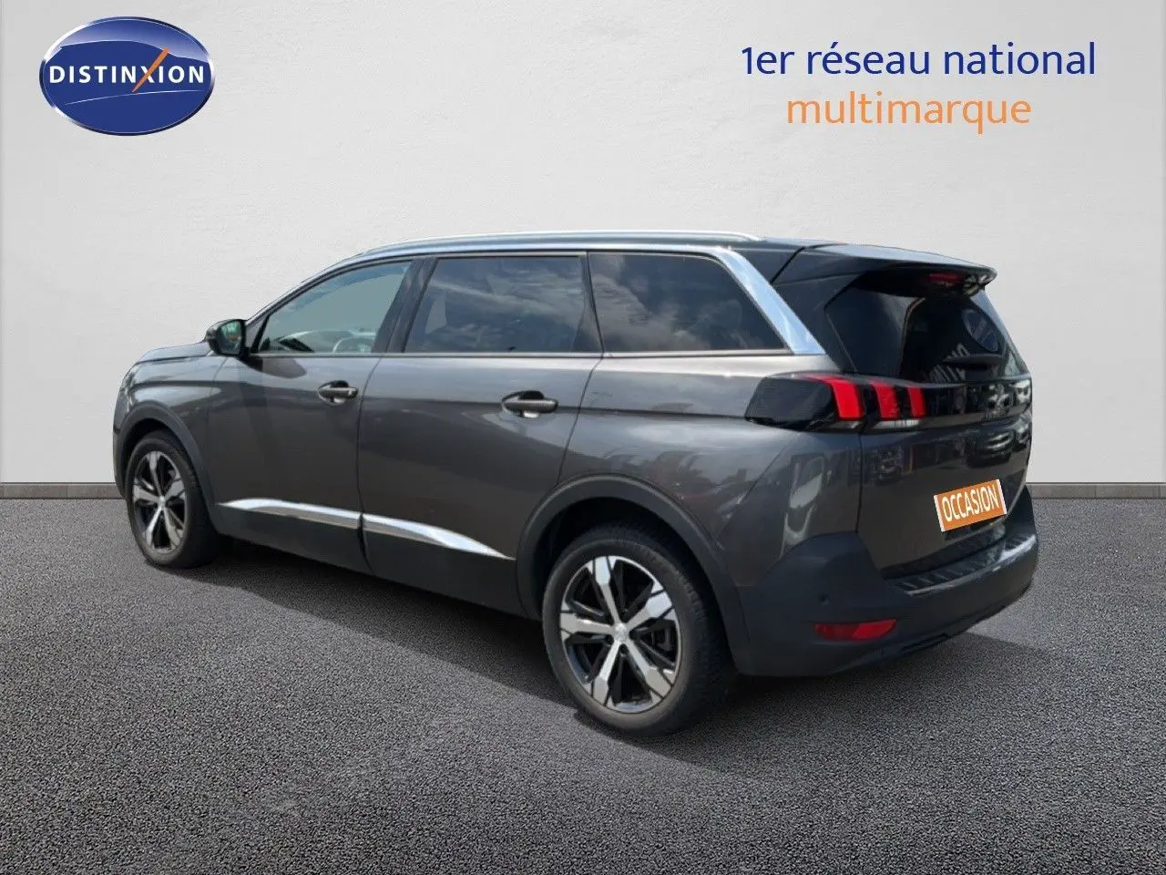Peugeot 5008 gris Platinium avec toit noir, vue 3/4 arrière droit, jantes alliage et feux arrière LED distinctifs.