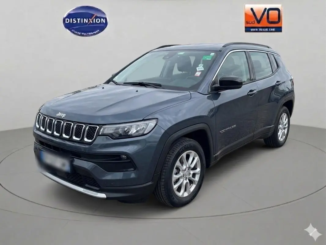 Jeep Compass bleu en 3/4 avant droit, avec jantes alliage 18 pouces et calandre distinctive à sept ouvertures.