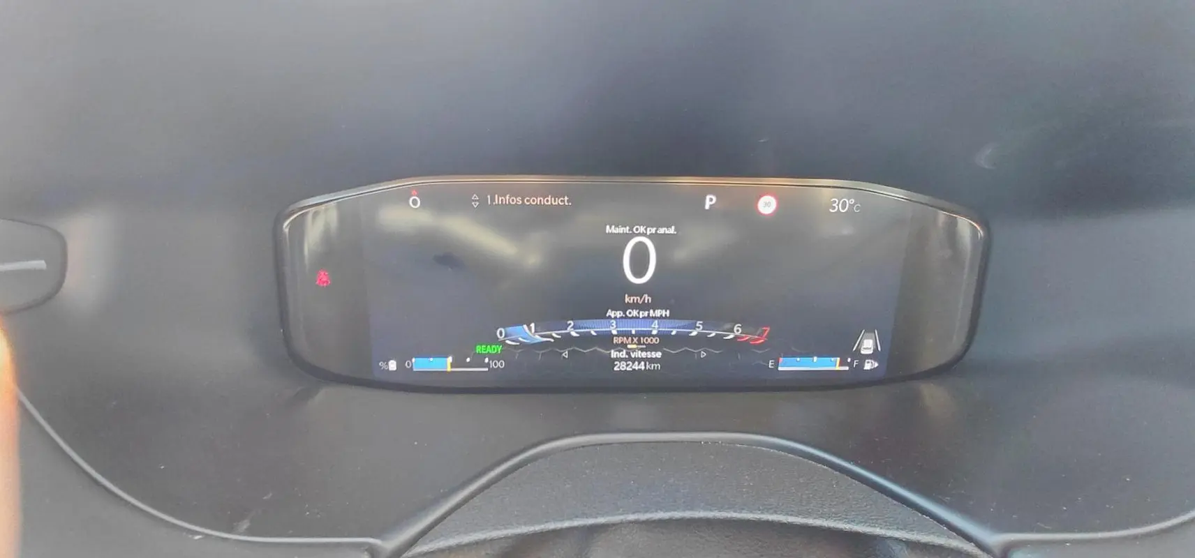 Tableau de bord numérique du Jeep Compass 2025 affichant la vitesse à 0 km/h et la température extérieure à 30°C.