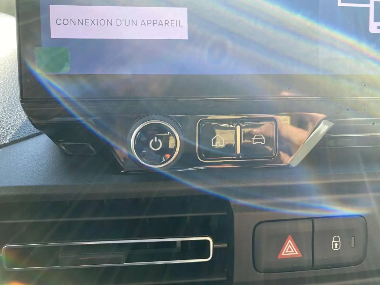 Gros plan sur la console centrale du Citroën Berlingo noir 2026, montrant les boutons de contrôle et l'écran tactile.