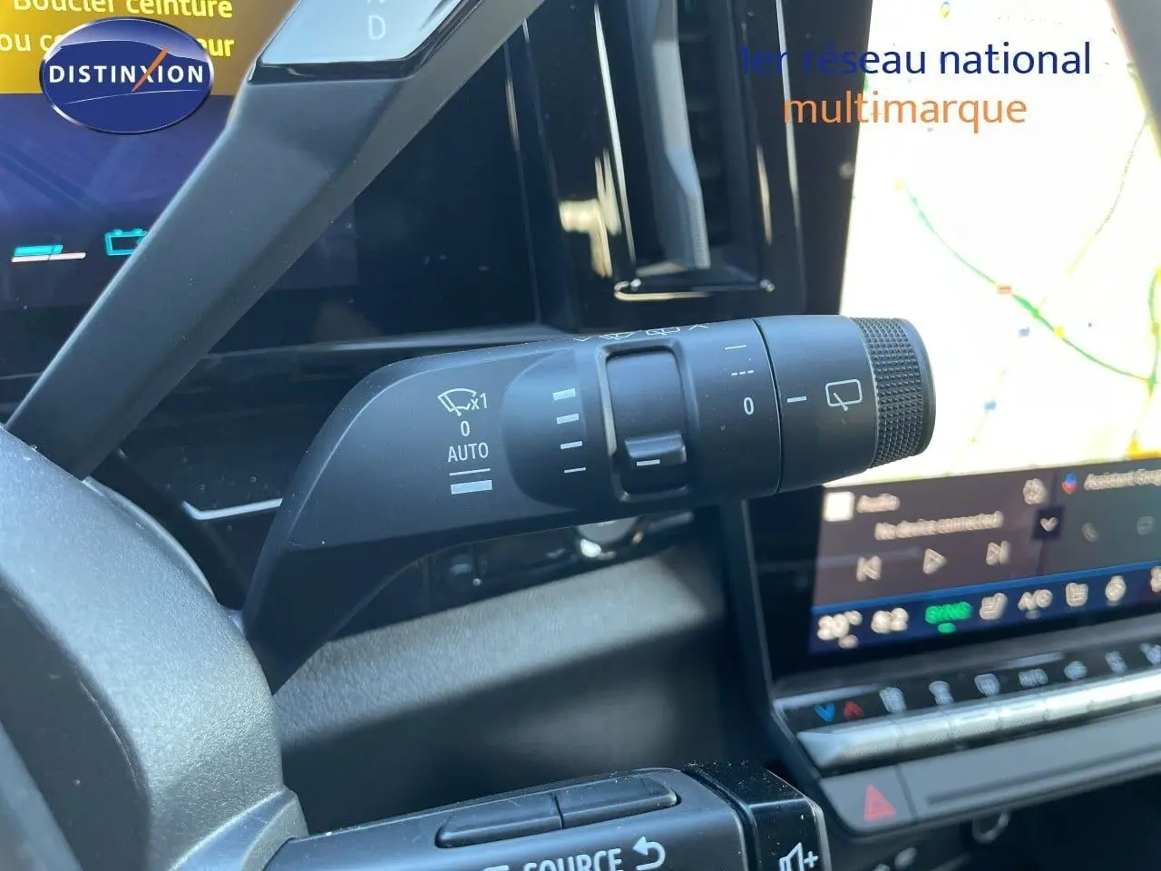 Gros plan sur la commande d’essuie-glace côté droit dans l’habitacle noir du Renault Austral E-Tech hybride 2026.