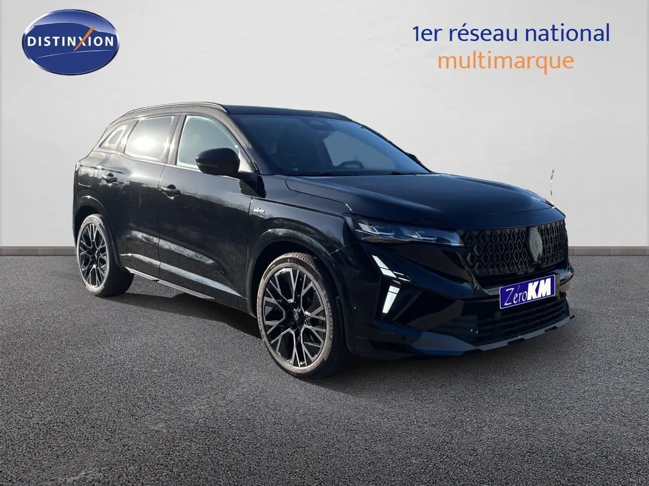 Renault Austral E-Tech hybride noir étoile métal, vue 3/4 avant avec jantes alliage noires et détails LED distinctifs.