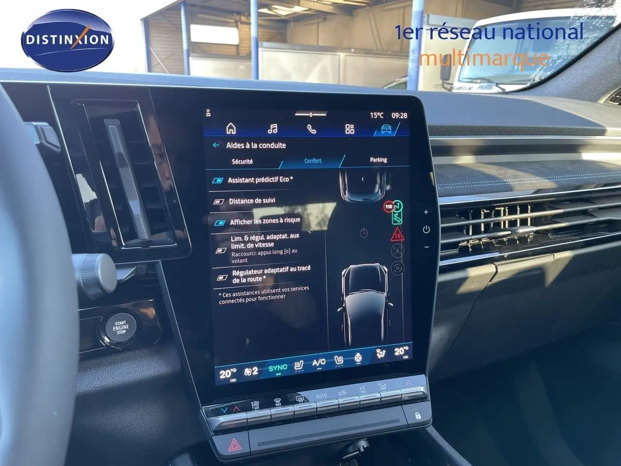 Vue intérieure du tableau de bord du Renault Austral noir étoile métal, mettant en valeur l'écran tactile central et les commandes modernes.