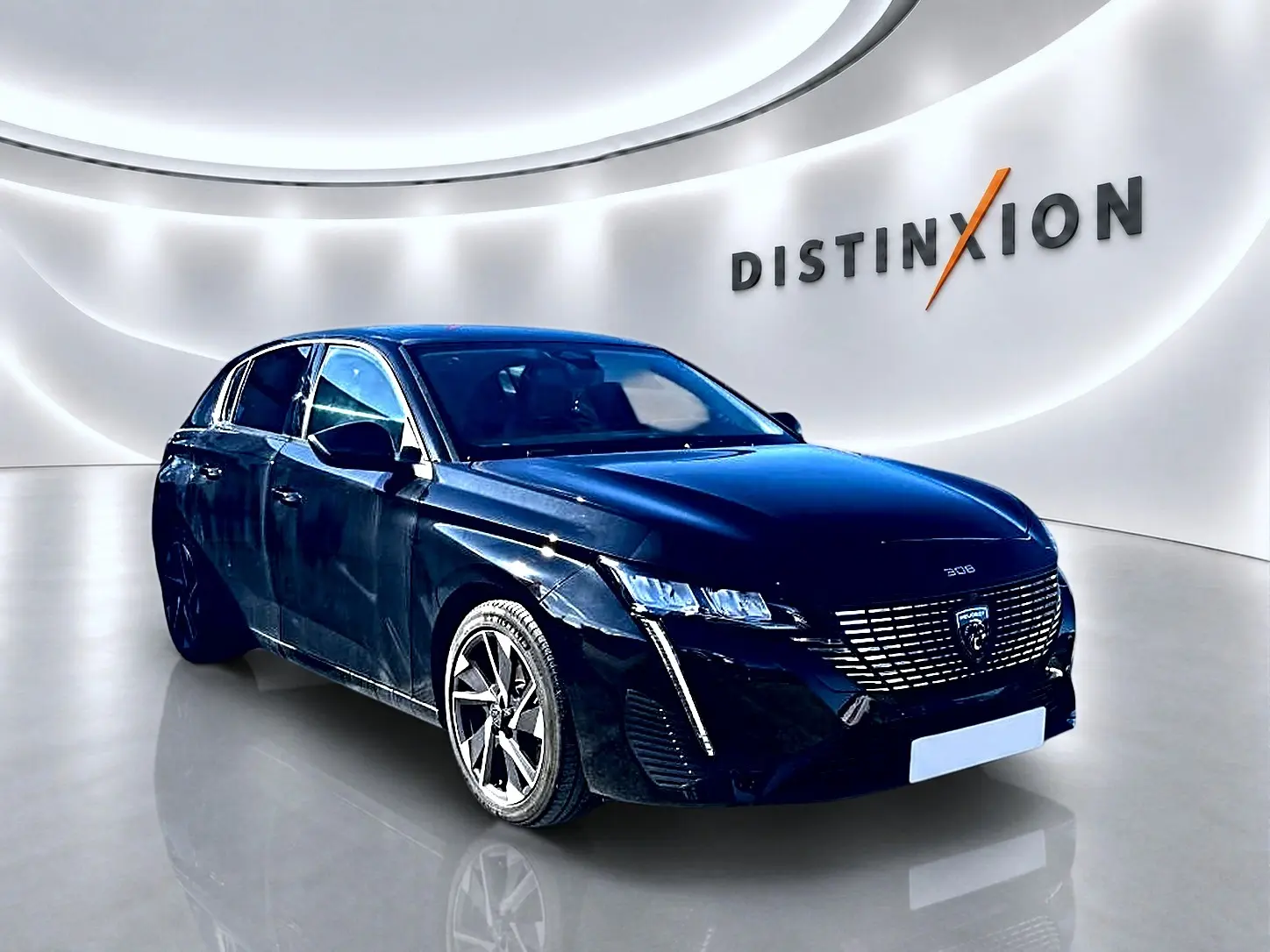 Peugeot 308 noire vue en 3/4 avant droit dans un showroom avec éclairage moderne et logo Distinxion en arrière-plan.