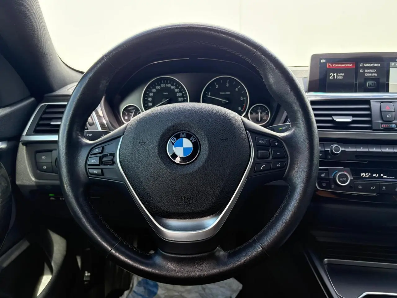 Vue intérieure centrée sur le volant cuir noir et le tableau de bord de la BMW Série 4 Gran Coupé 420d 2018.