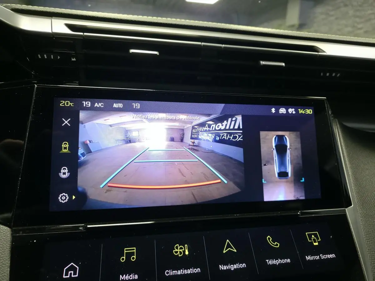 Écran central tactile du Peugeot 408 2024 montrant la caméra de recul et la vue 360° en intérieur gris Selenium.