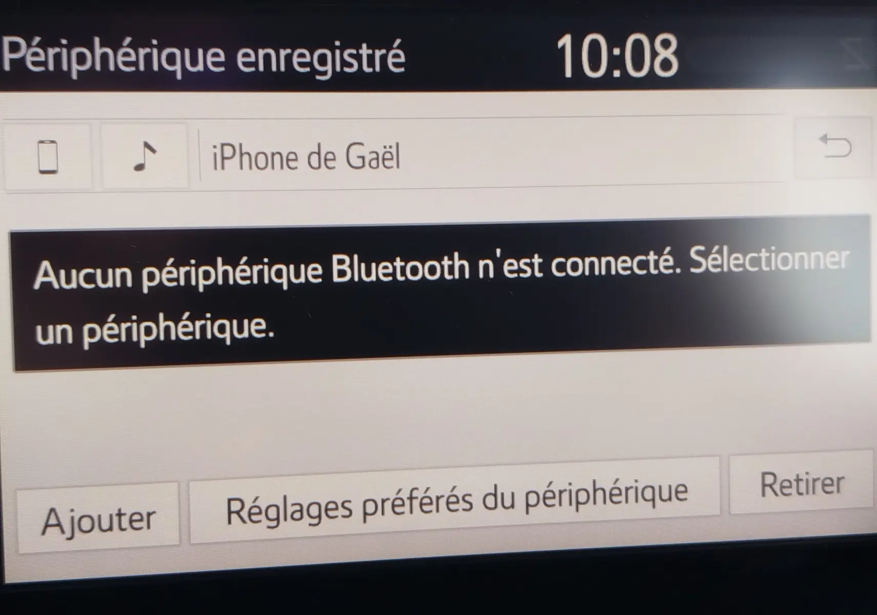 Écran central de la Toyota Yaris blanche 2023 affichant l'interface Bluetooth sans connexion active à 10h08.