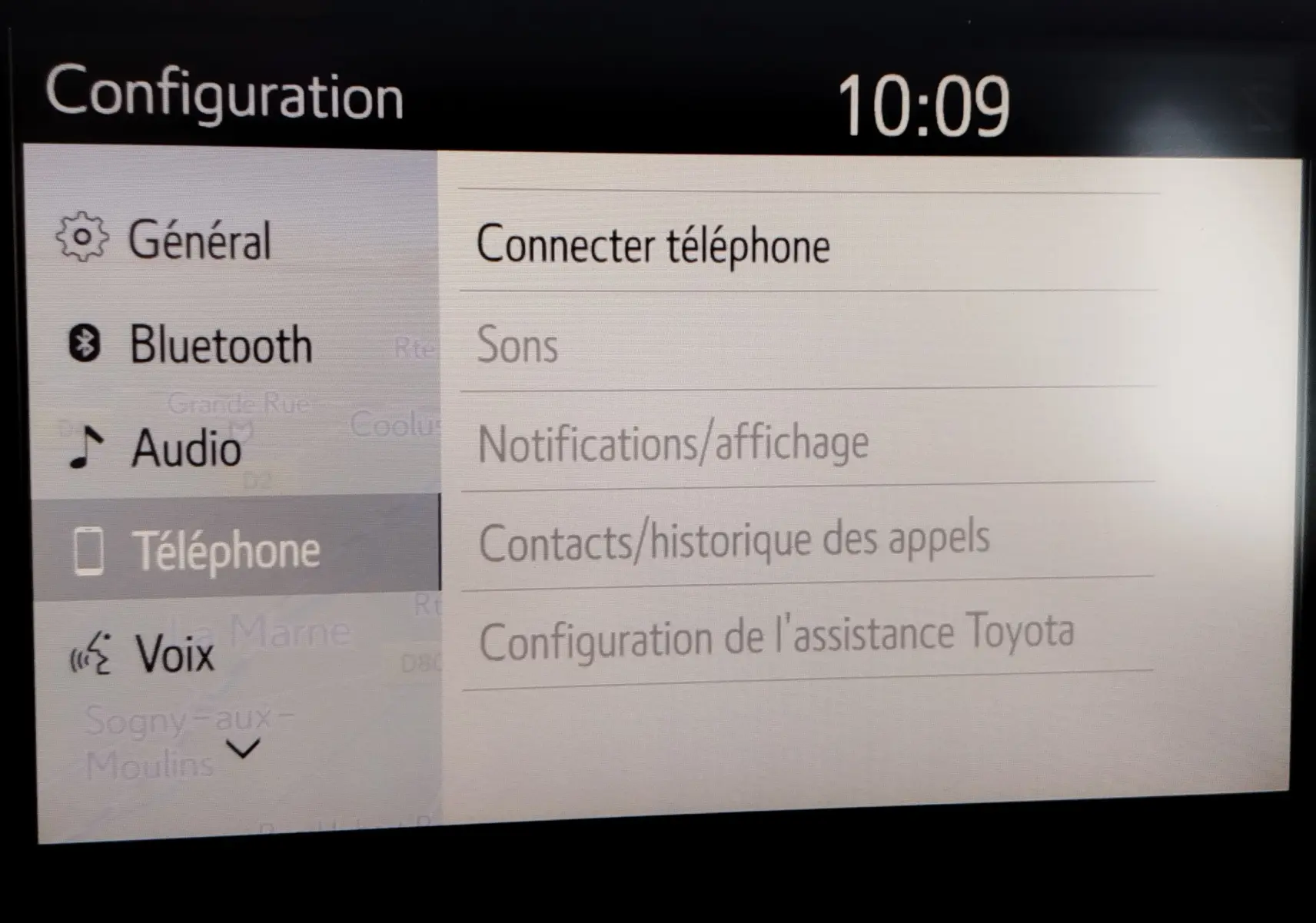Écran central de la Toyota Yaris blanche 2023 affichant le menu de configuration téléphonique.