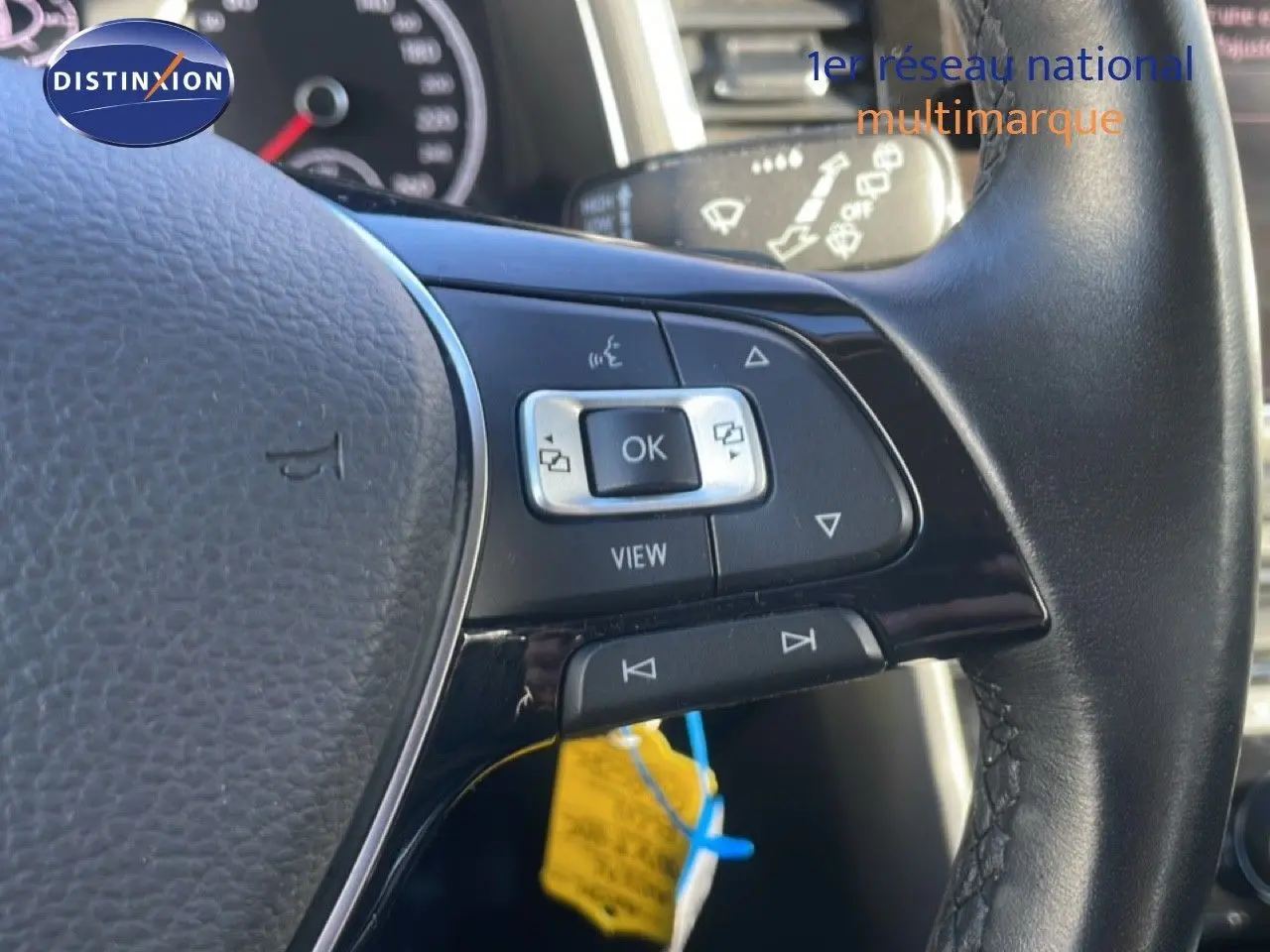 Gros plan sur les commandes multifonctions à droite du volant en cuir noir du Volkswagen T-Roc 1.5 TSI 2021.