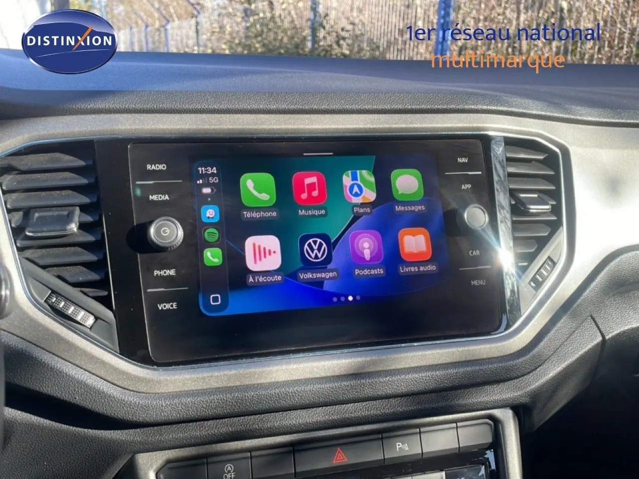 Écran tactile central avec interface Apple CarPlay dans l’habitacle du Volkswagen T-Roc bleu Ravenna Metal.