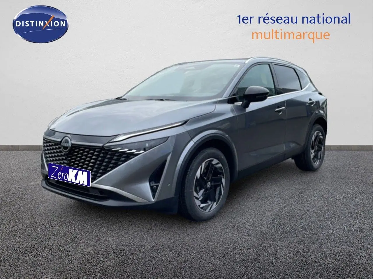 Nissan Qashqai 2025 gris squale métal vu en 3/4 avant droit avec calandre noire et jantes bicolores.