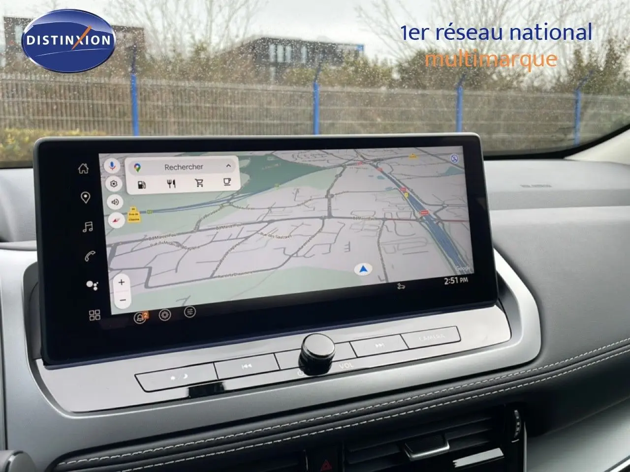 Vue rapprochée de l’écran tactile central du Nissan Qashqai gris squale métal, affichant la navigation GPS.