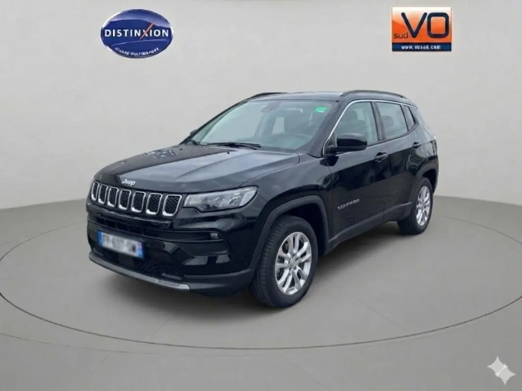 Jeep Compass noir en 3/4 avant droit, avec jantes alliage 18 pouces et calandre distinctive à sept fentes.