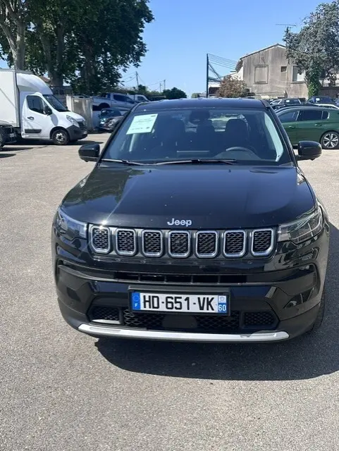 Vue de face d'un Jeep Compass noir 2025 avec calandre à sept fentes et plaques d'immatriculation françaises visibles.